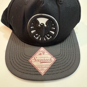 Avenger Black Adjustable Baseball Cap with Logo Tab | Bioworld MARVEL SHIELD